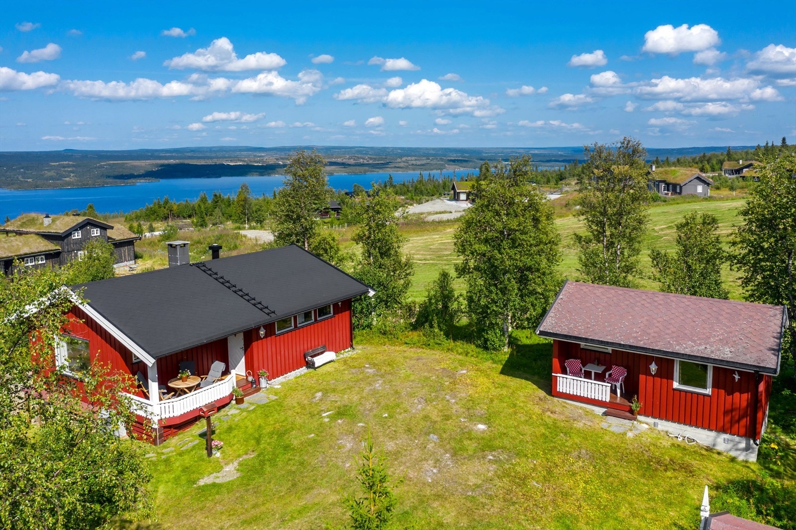 Velkommen til Haravegen 38 - Golsfjellet Vest. Sjarmerende hyttetun med anneks og stabbur. Fantastisk og vid utsikt over innsjø og vakker natur. Galleribilde