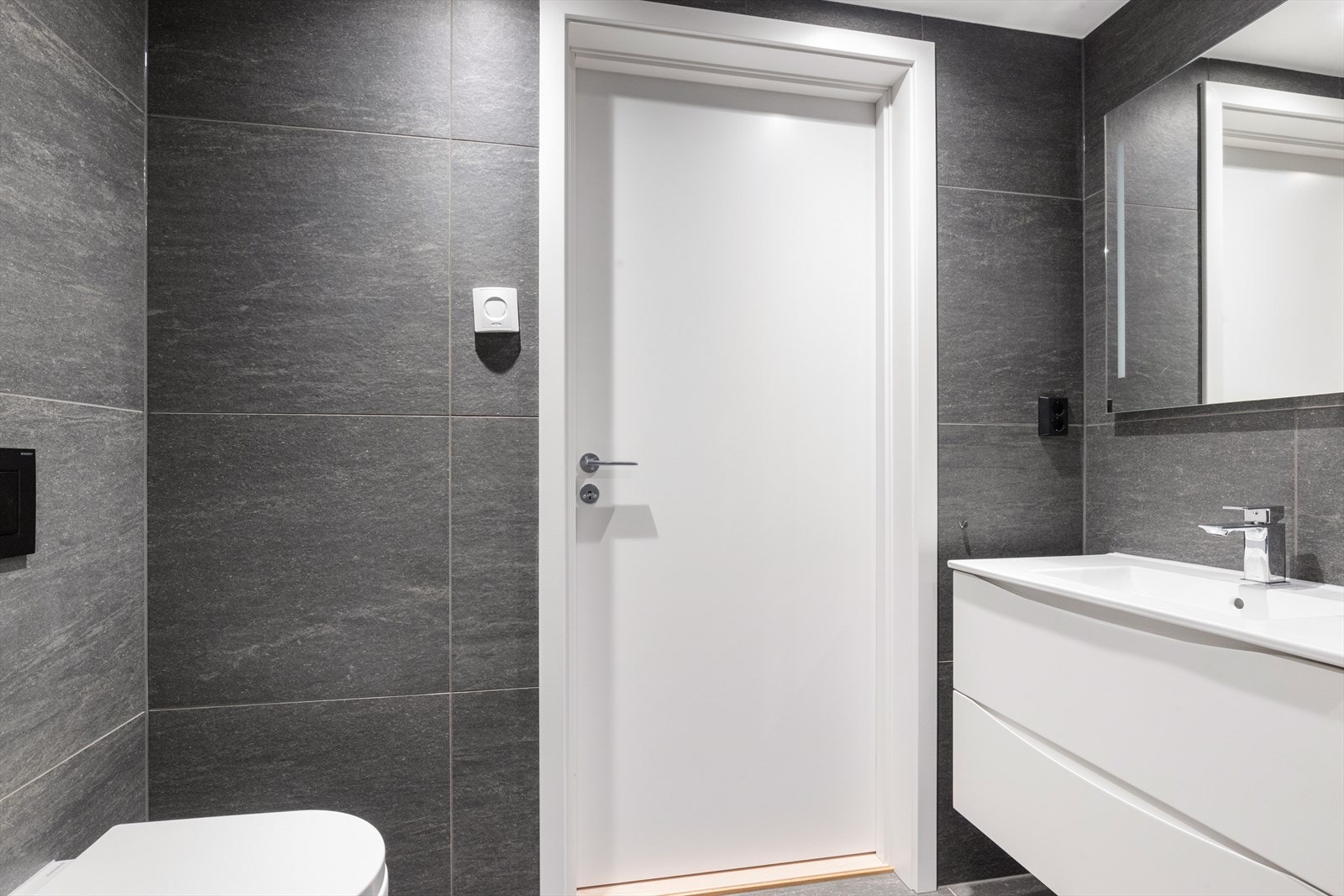 Bad med flislagte overflater på vegger og gulv.jpg Galleribilde