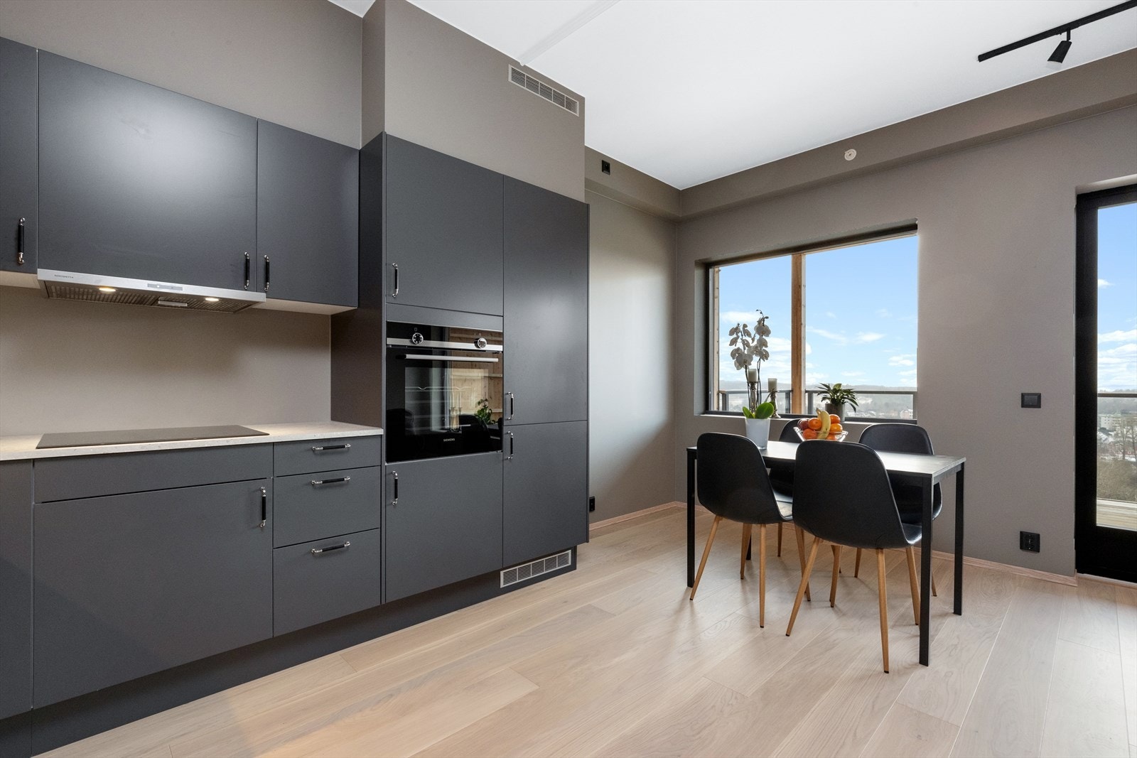 Kjøkken fra 2023, type Sigdal Kjøkken, med integrerte hvitevarer.jpg Galleribilde