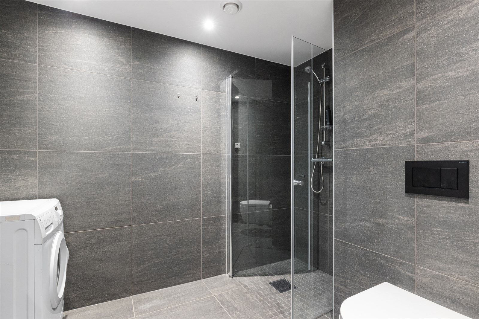 Det er opplegg og plass til vaskemaskin på badet, samt vannbåren varme i alle gulv. .jpg Galleribilde