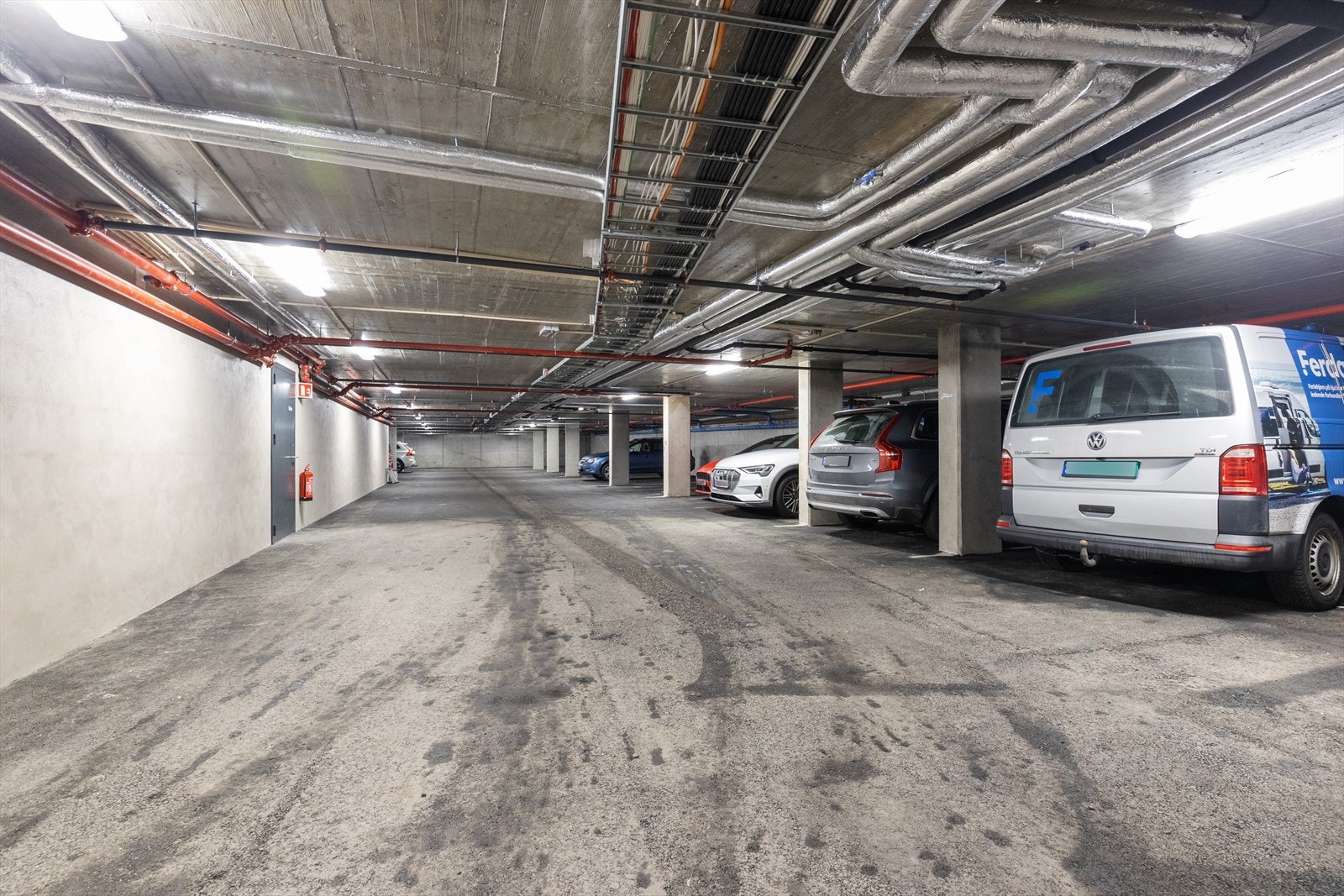 Parkering på oppmerket plass i parkeringskjeller.jpg Galleribilde