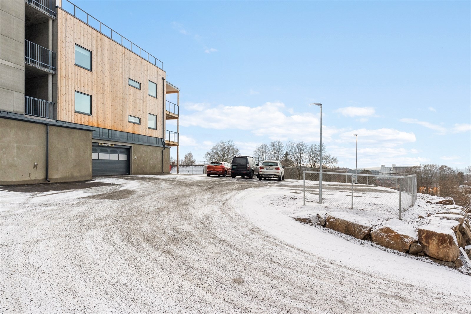 Sameiet har parkeringskjeller. Uteområde har gjesteparkering. .jpg Galleribilde