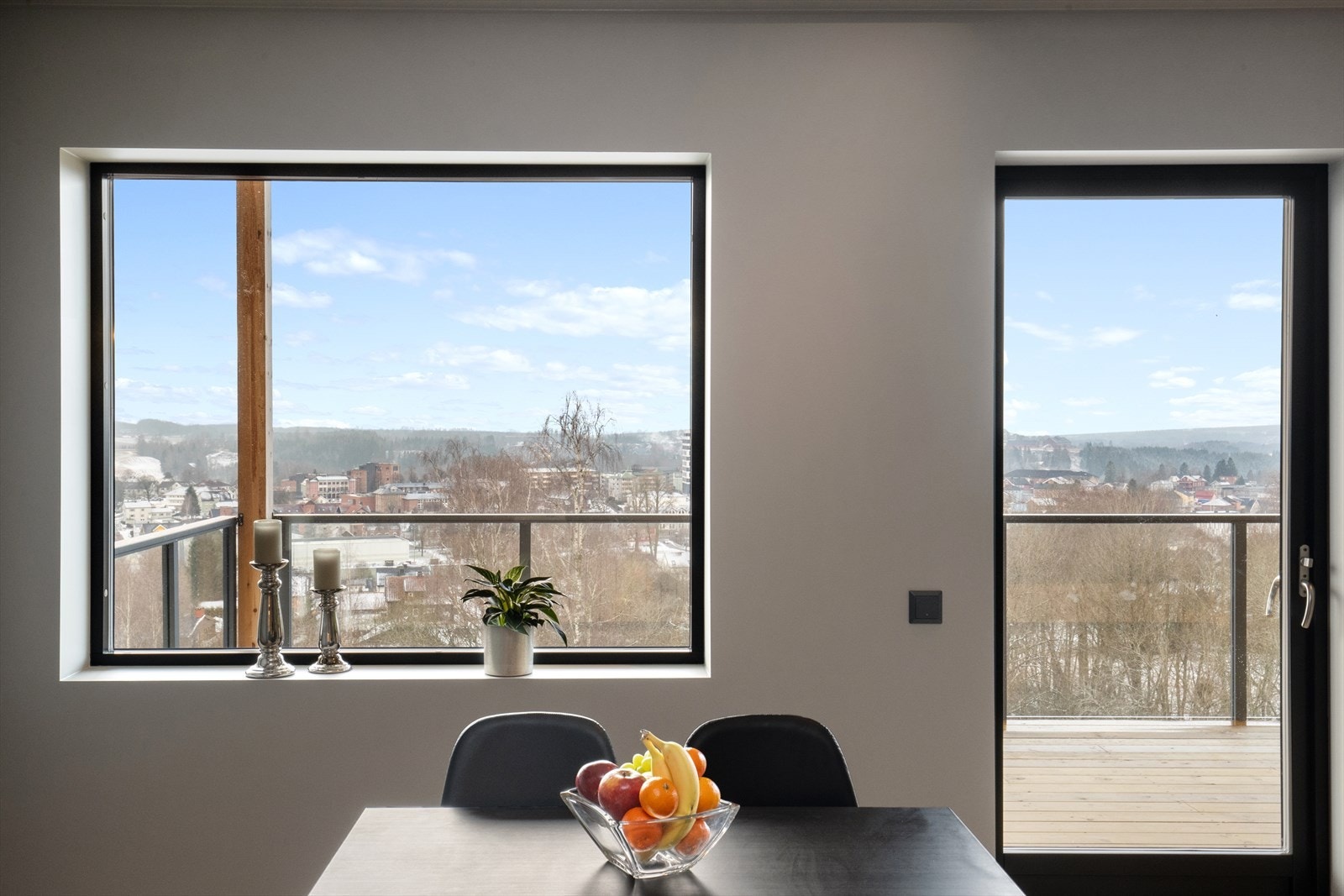 Gode vindusflater med flott utsikt over Mysen sentrum.jpg Galleribilde