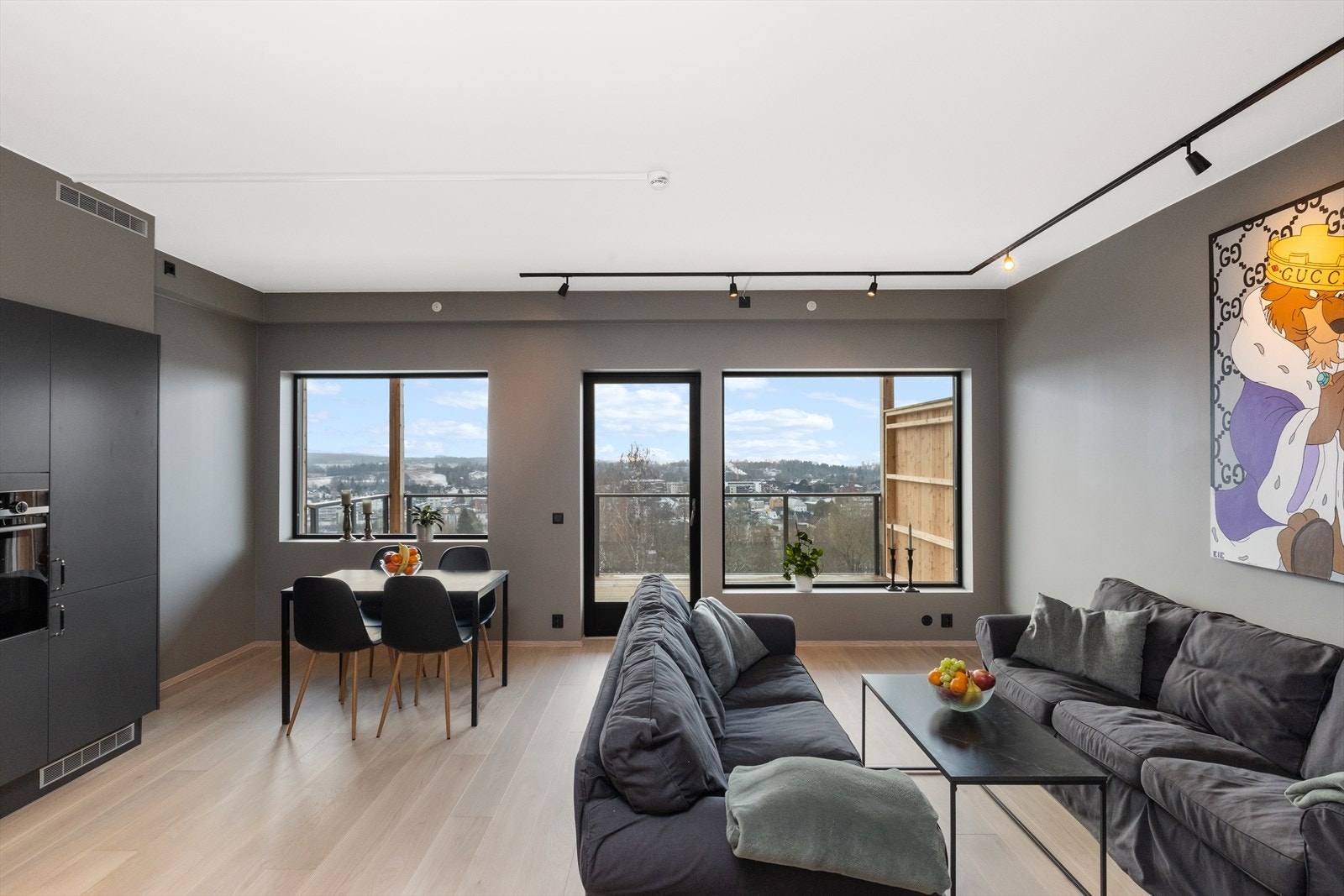 Åpen stue-kjøkkenløsning med utgang til balkong.jpg Galleribilde