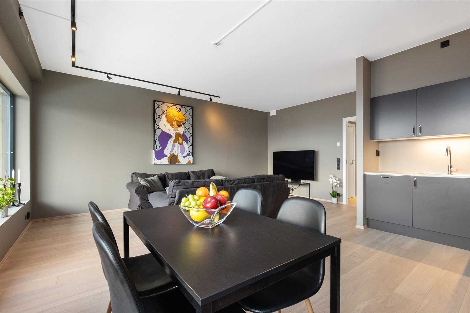 Kjøkken med plass til spisegruppe Galleribilde