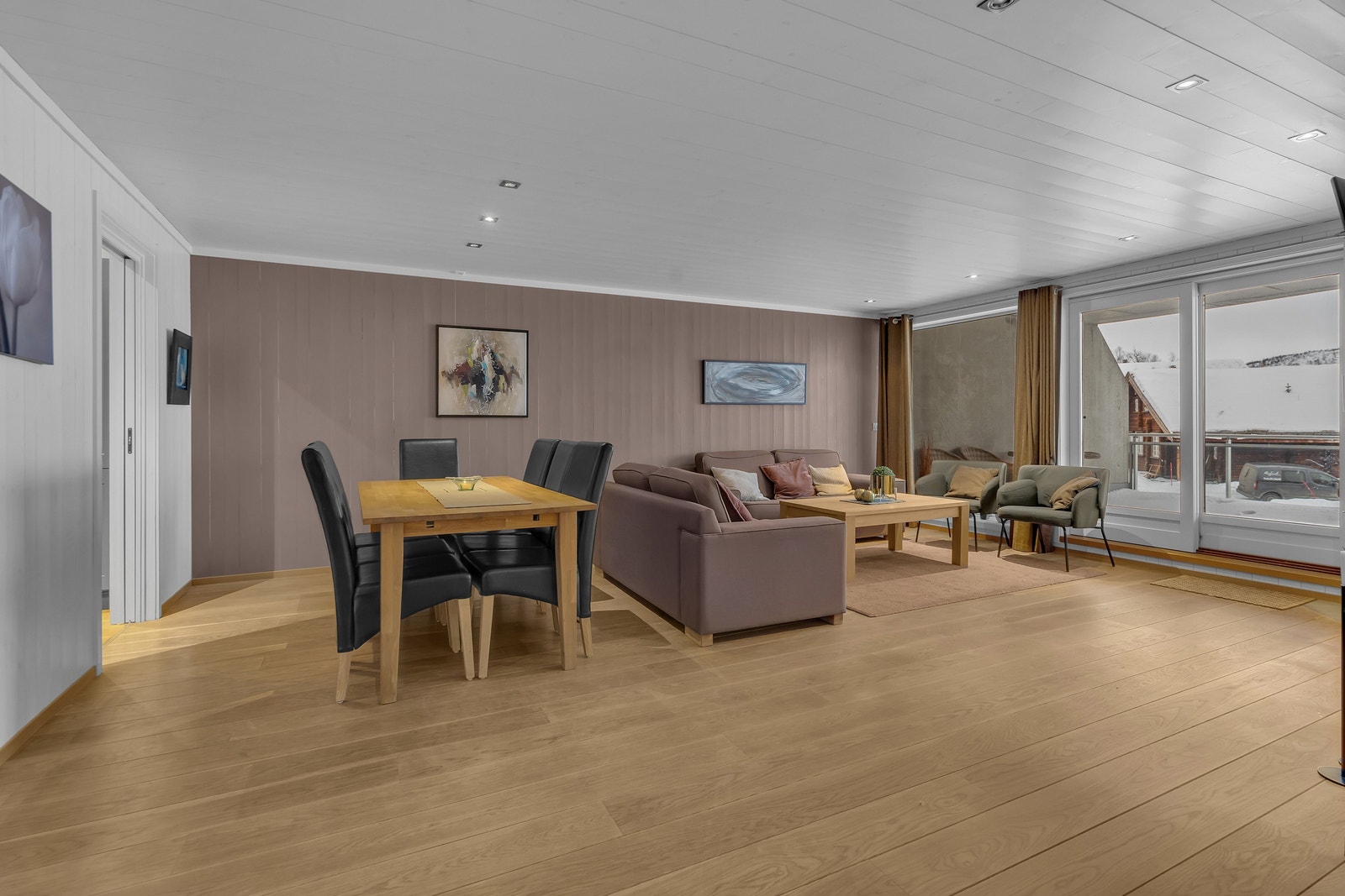 Spiseplassen har plass til et stort bord der du kan ha mange gjester til hyggelig bespisning eller spillkvelder Galleribilde