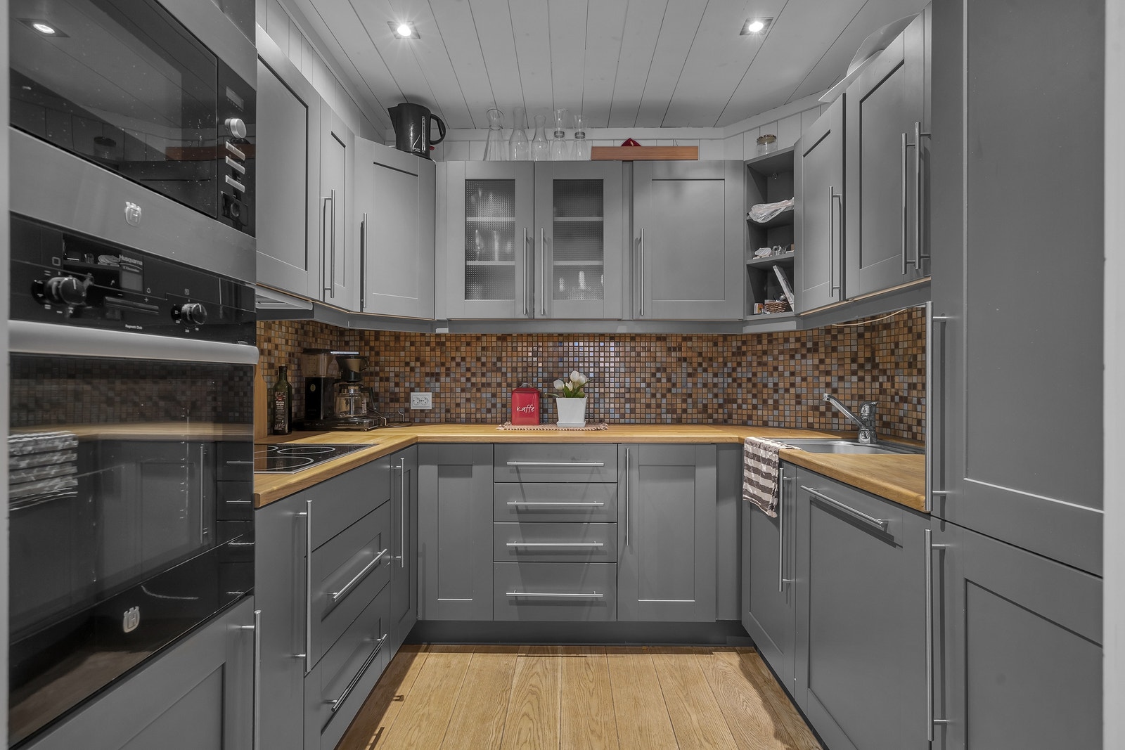 Hyggelig og innholdsrikt kjøkken Galleribilde