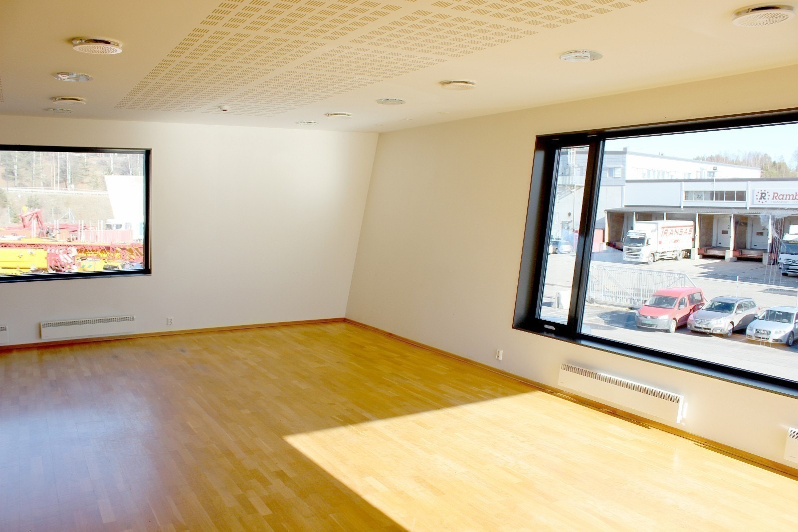 Bygget har fint stort møblert spiserom/kantine(ikke driftet) Galleribilde