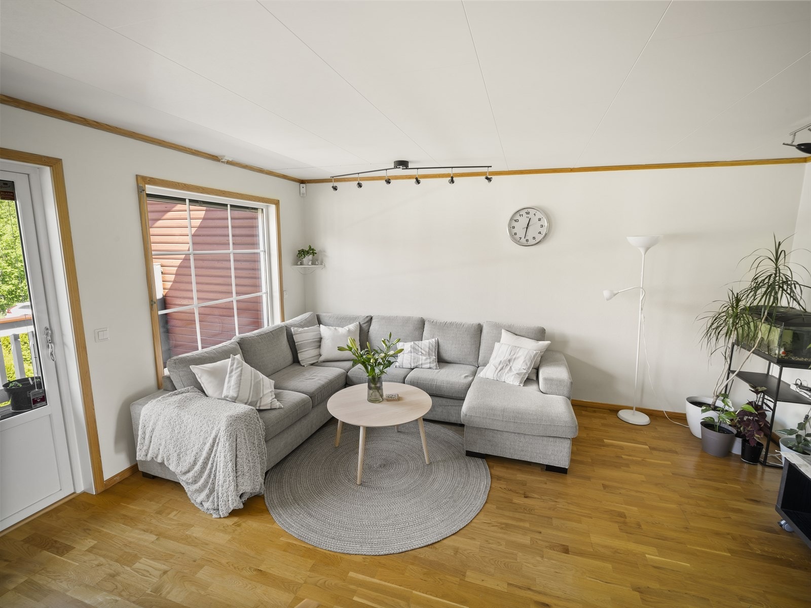 I stuen er det godt med lysflater som gir rikelig med naturlig lys. Det er god plass til en større sofaseksjon. Galleribilde