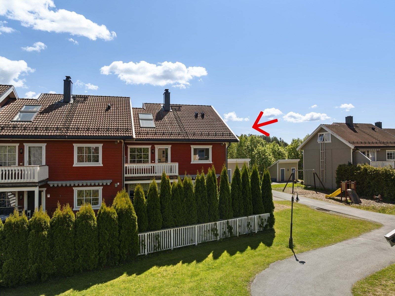 Leiligheten ligger i et nyere, sentrumsnært boligområde, nordøst for Vestby sentrum. Ypperlig pendleravstand til Oslo - ca. 24 min. med bil/tog og kun 2 min. å gå til Vestby stasjon. Galleribilde