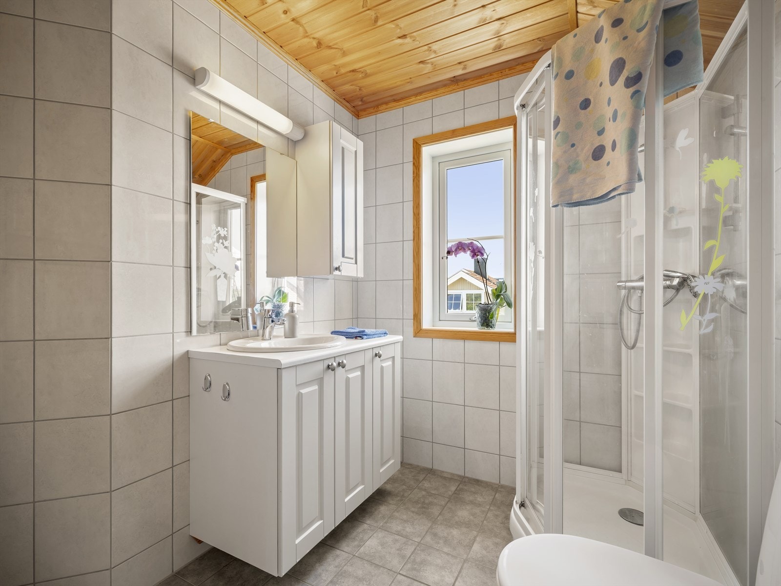 Badet i 3. etg. har tidløse fliser med varme i gulvet. Galleribilde