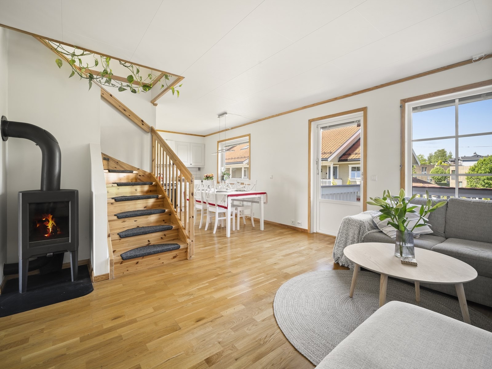 Fra gang/entre er det naturlig å gå direkte inn til den lyse og luftige stuen med åpen kjøkkenløsning. Galleribilde