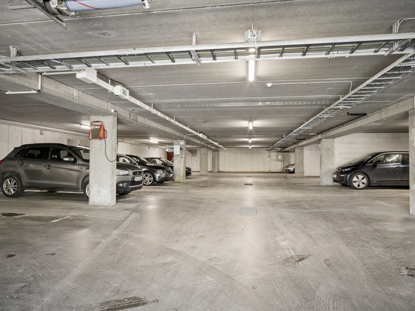 Garasjeplass i kjeller. Galleribilde