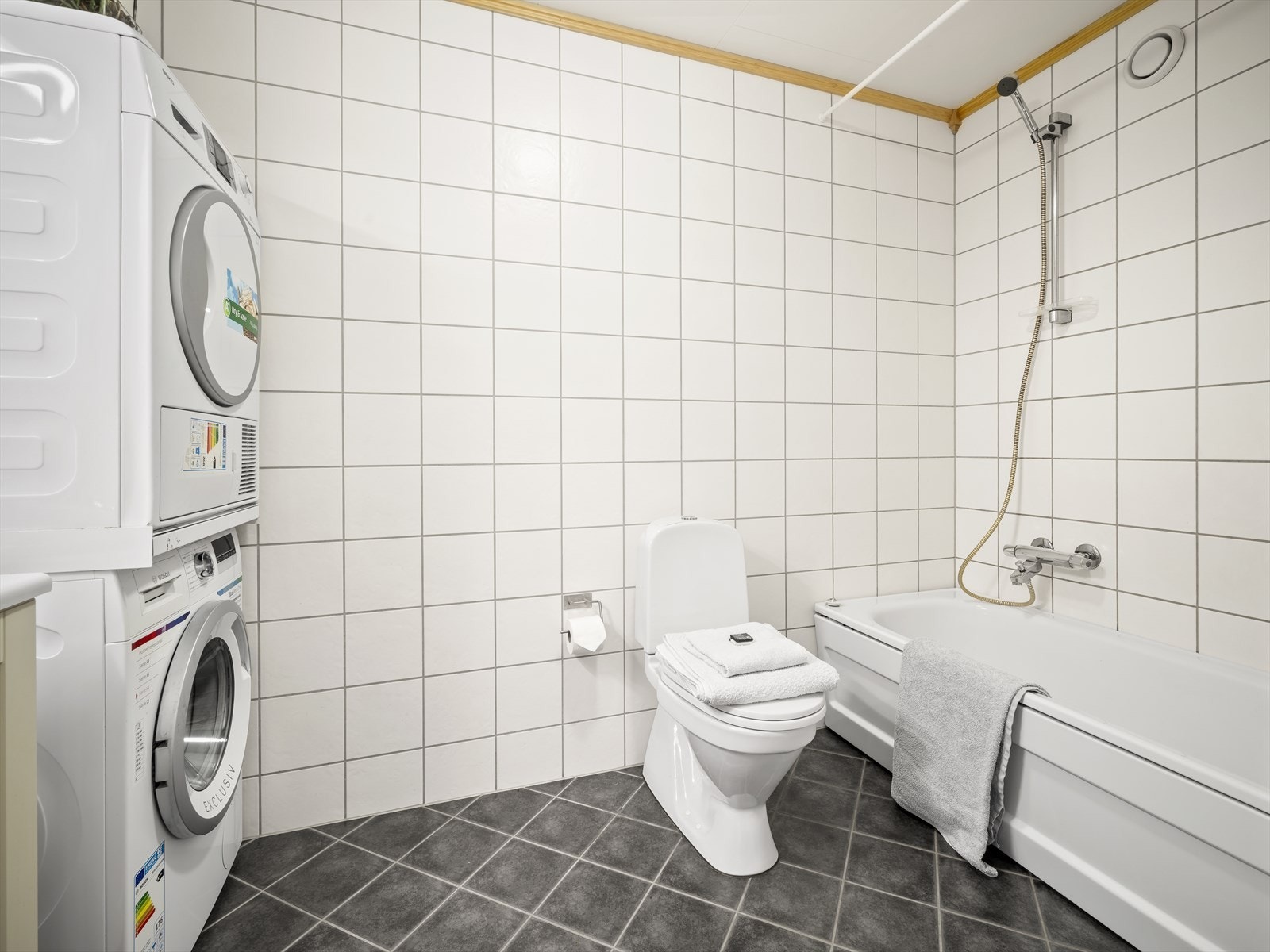 Badet i 2. etg. er romslig med tidløse fliser og varme i gulvet. Galleribilde