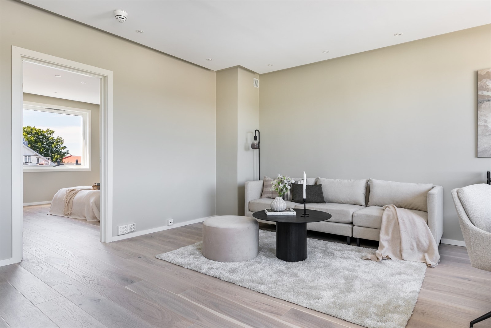 Stuen er romslig, og byr på flere møbleringsmuligheter. Galleribilde