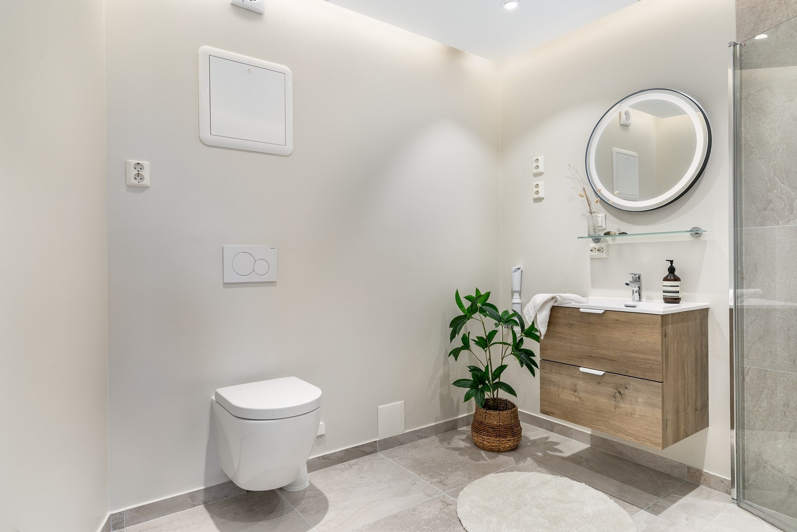 Badet er renovert med både nytt tettesjikt og nytt sluk. Gulvet og veggene i dusjnisjen er utført med fliser, gulvet har også varme. Galleribilde