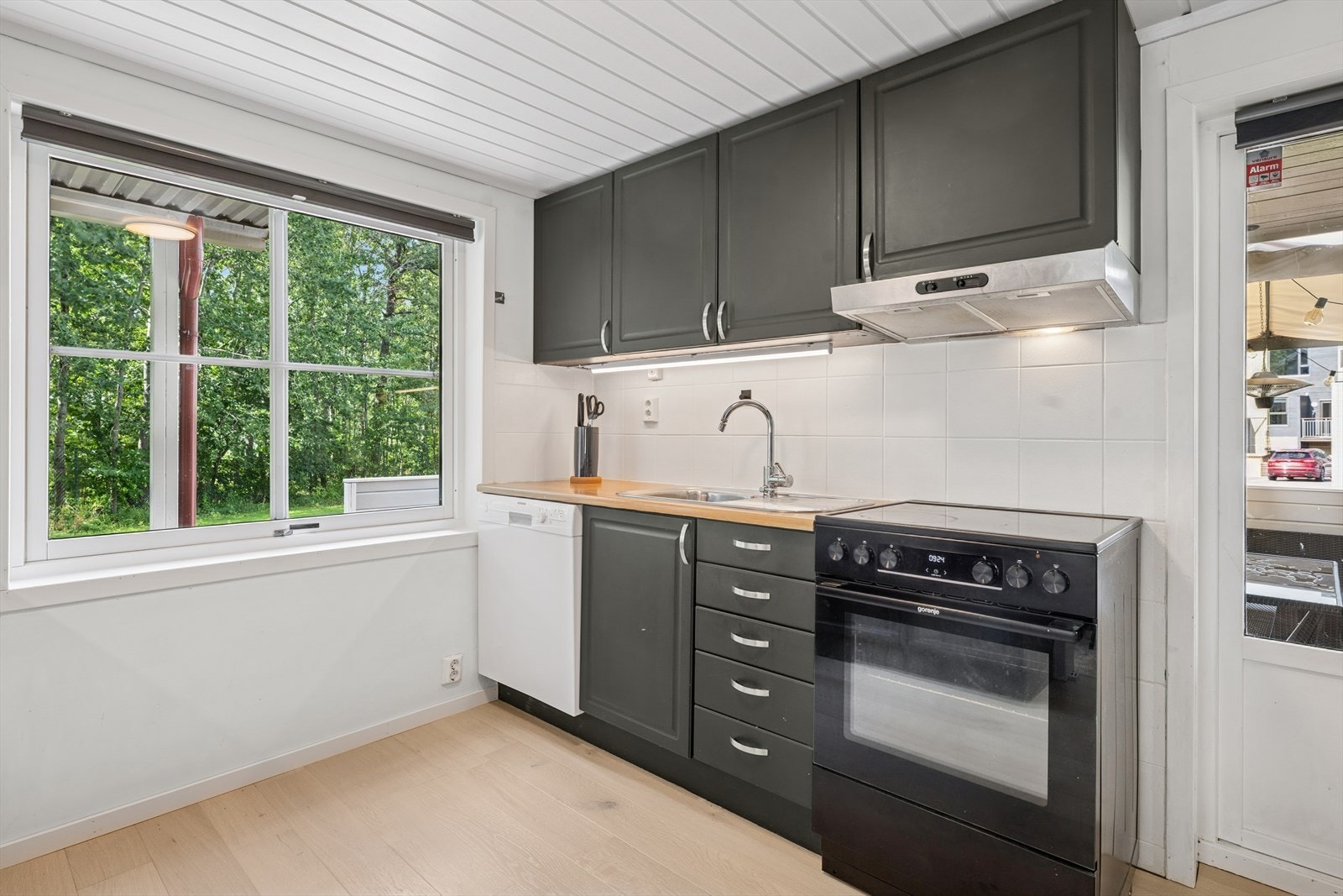 Kjøkkenet er utstyrt med frittstående hvitevarer. Galleribilde