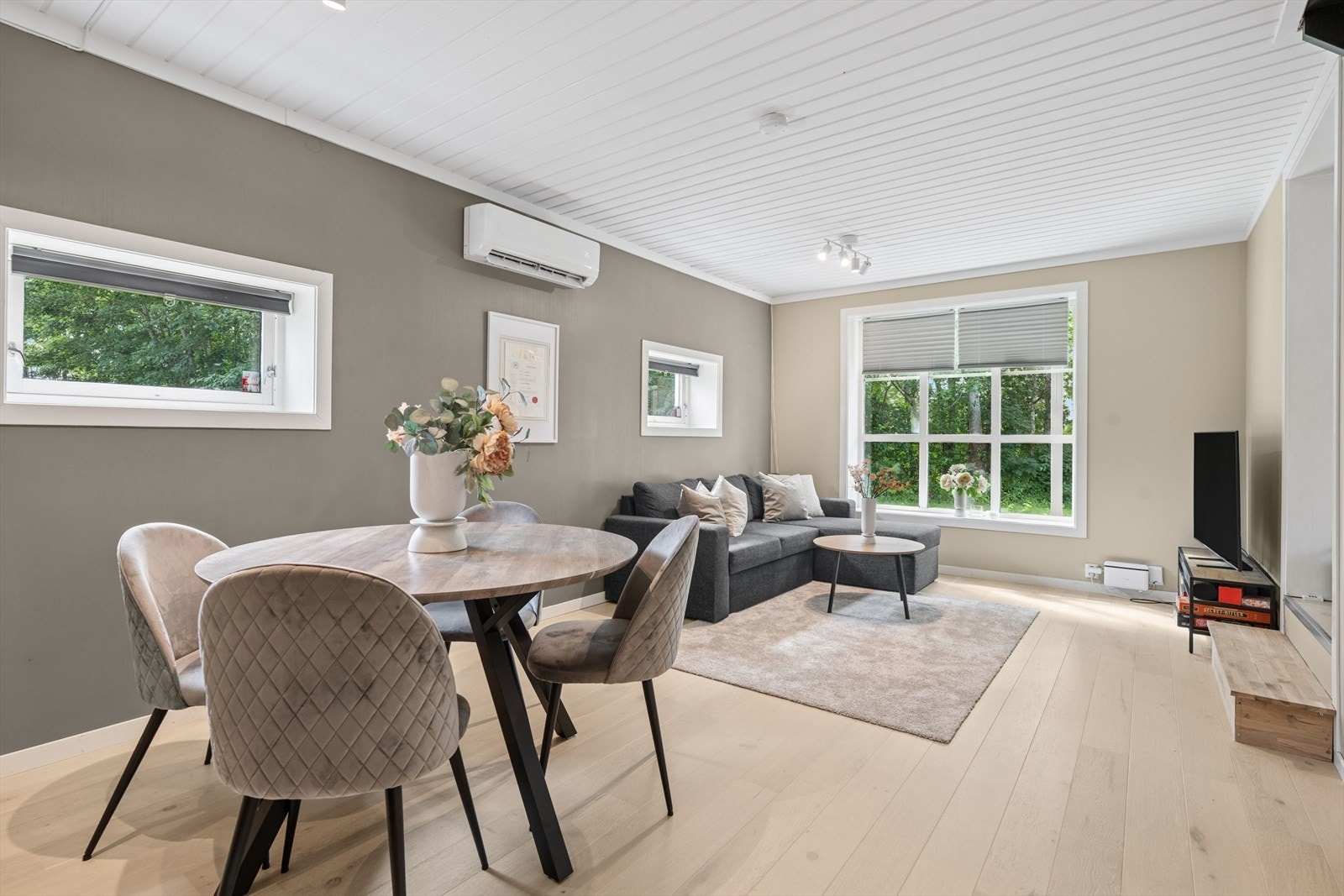 Stuen oppleves som et lyst og fint rom med myte lysinnslipp. Galleribilde