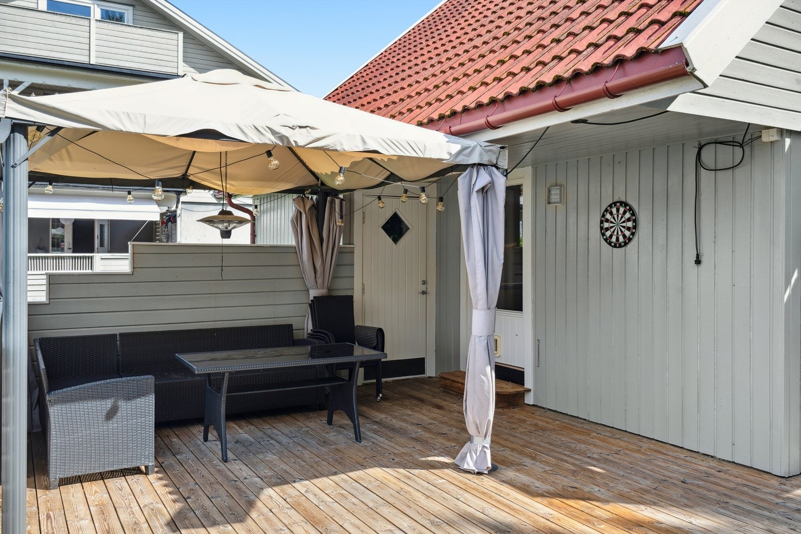 Med terrasse både mot øst og sør får du sol fra formiddag til ettermiddag/kveld. Galleribilde