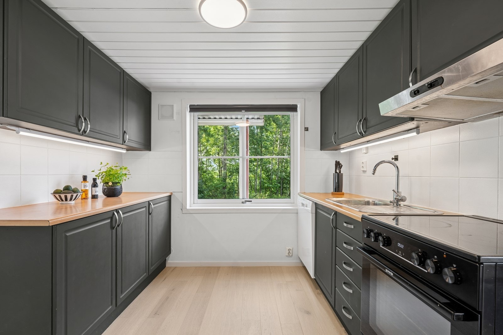 Laminerte benkeplater og rustfri oppvaskbenk med kum. Galleribilde