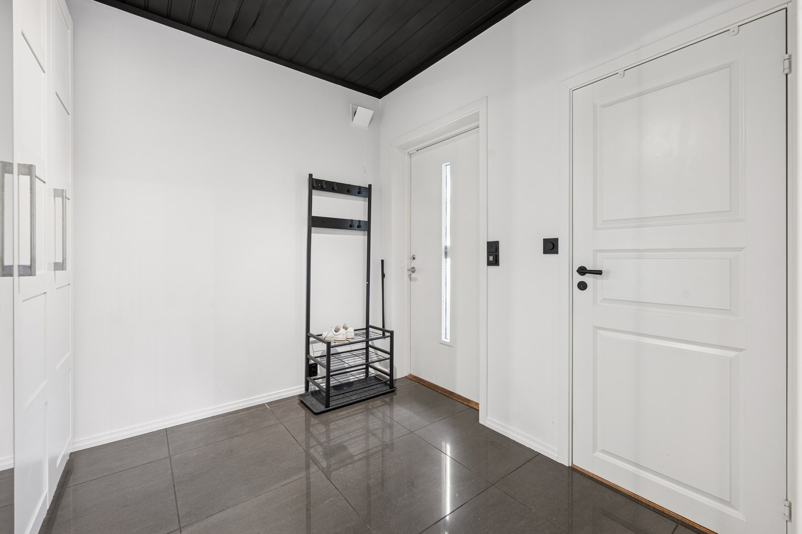Du ønskes velkommen inn til inngangspartiet som er av god størrelse med flislagt gulv og garderobeskap. Galleribilde