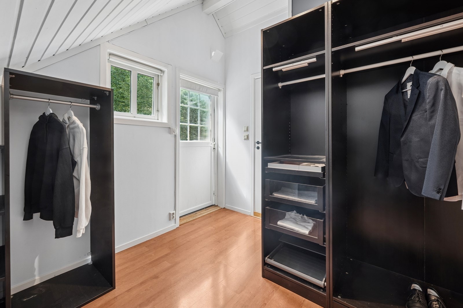 Ut til balkong og videre inn til badet Galleribilde