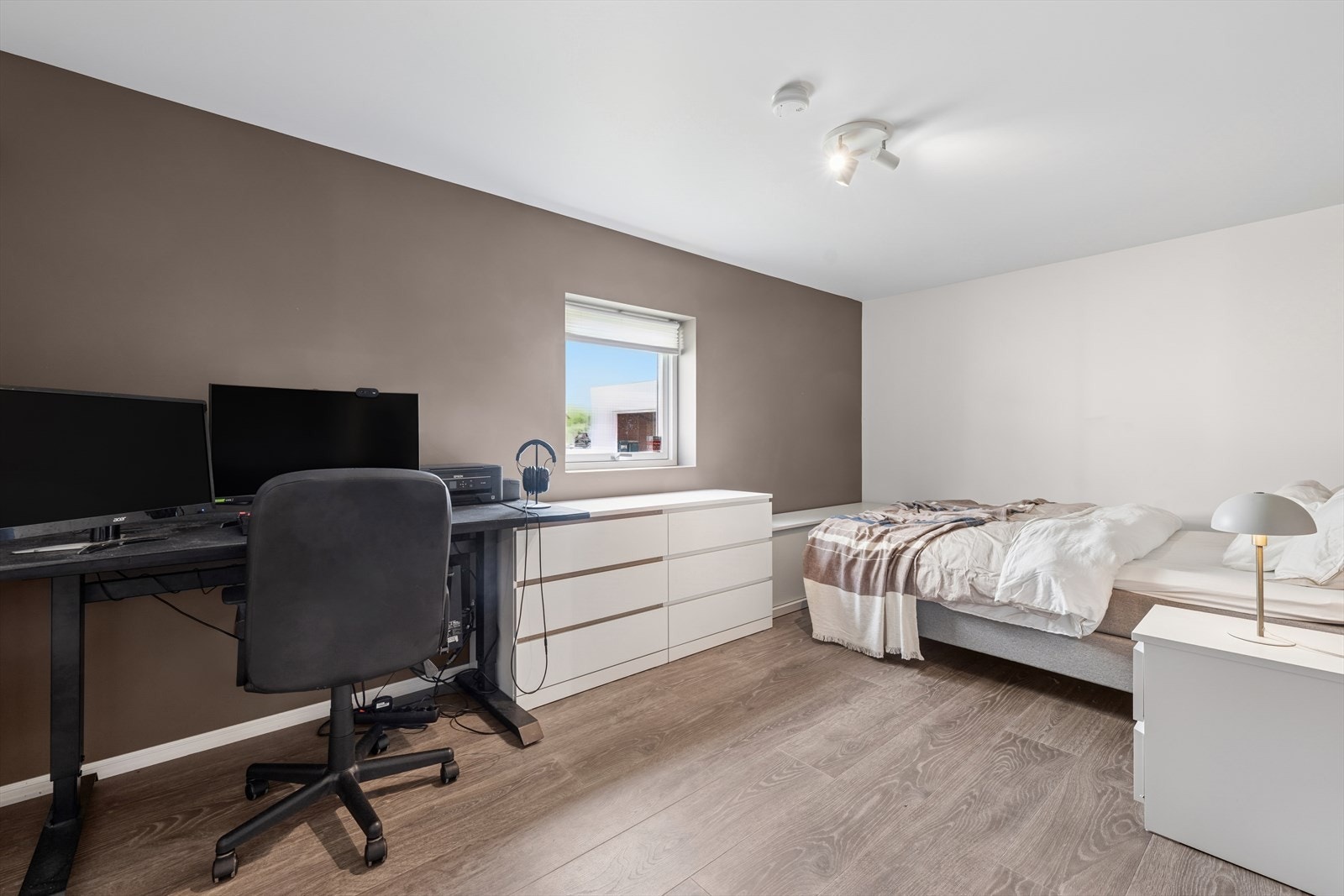 Boligen ble tilbygget ved inngangspartiet i 2014 med nytt og stort soverom. (ikke godkjent). Galleribilde