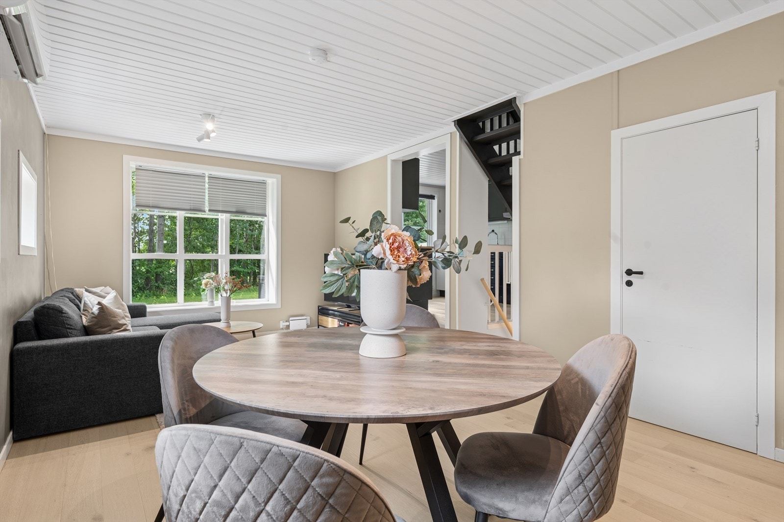 Stuen har godt med plass til både spisegruppe og sittegruppe med lett adkomst til kjøkkenet. Galleribilde