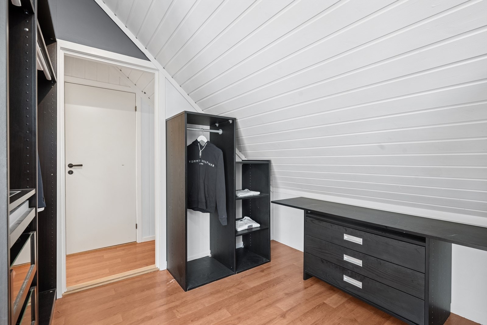 I andre del av etasjen er det walk-in closet med utgang til østvendt balkong. Galleribilde