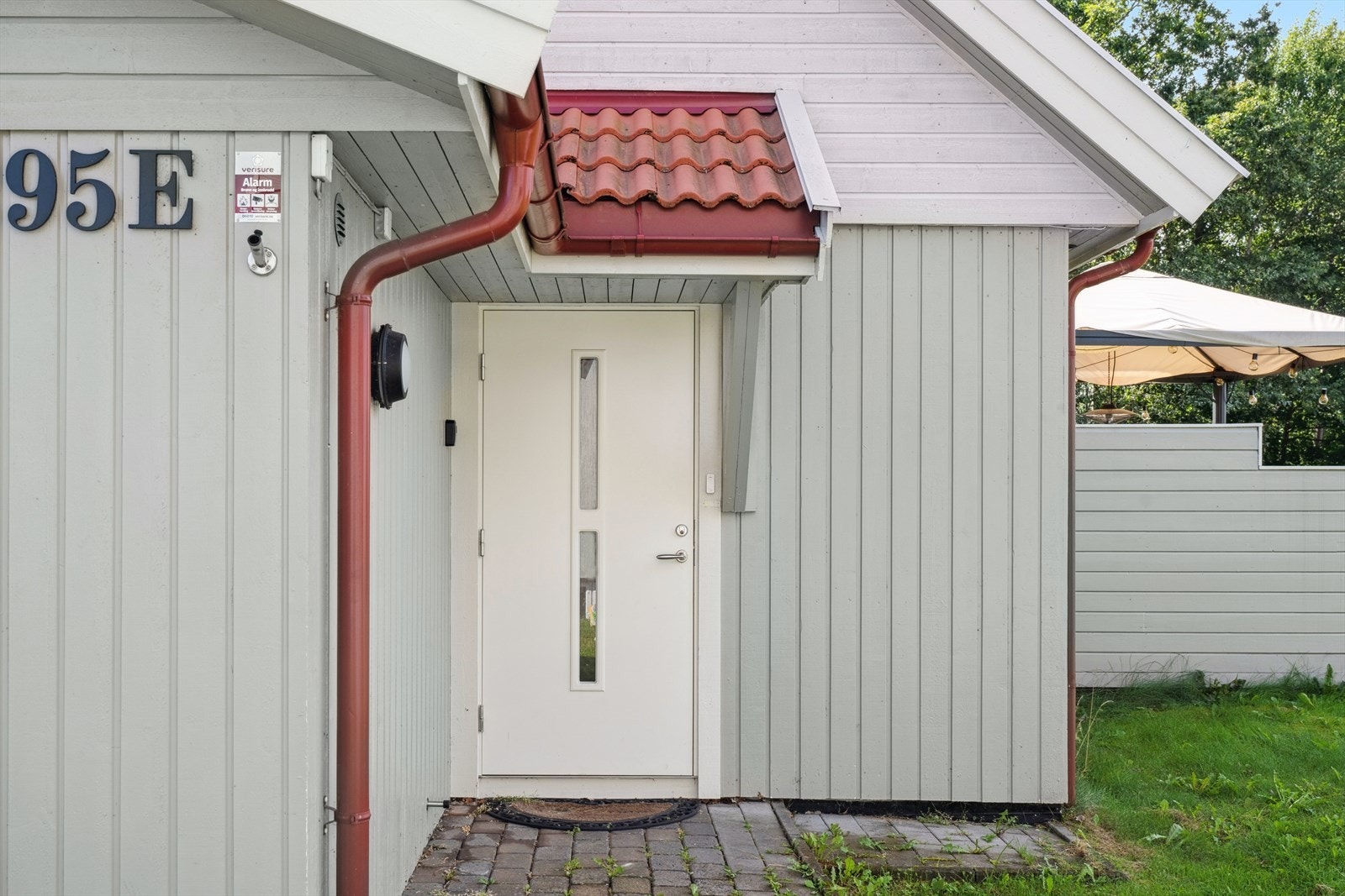 Brosteinslagt inngangsparti. Galleribilde