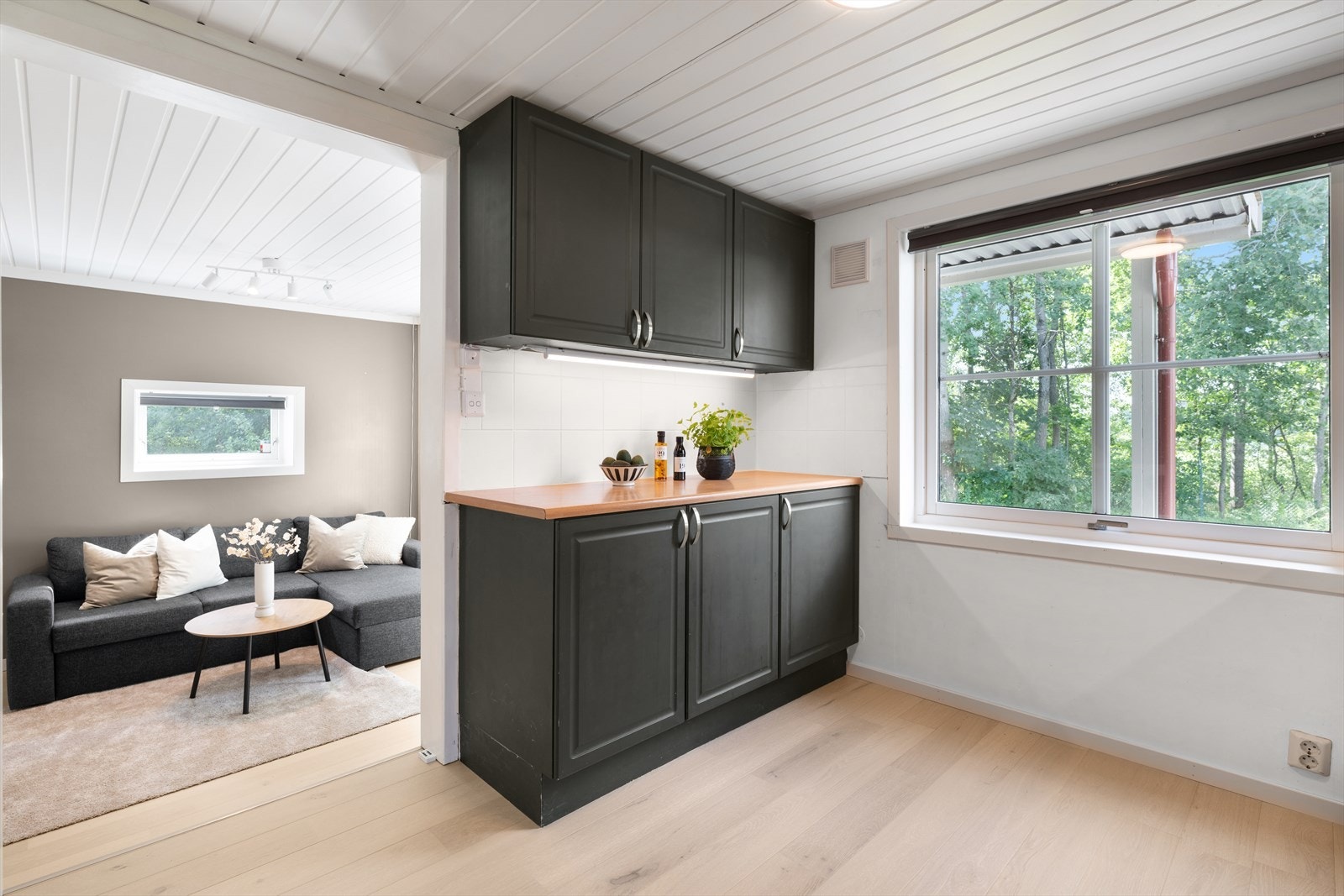 Kjøkkeninnredningen er fra 2002, med klassiske profilerte fronter i malt utførelse. Galleribilde