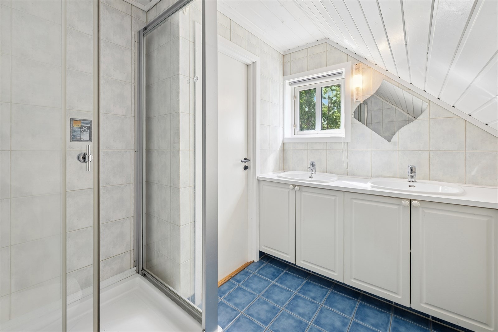 Baderommet i 2. etasjen har fliser på vegger, malt panel i himlingen og flislagt gulv med elektriske varmekabler. Galleribilde