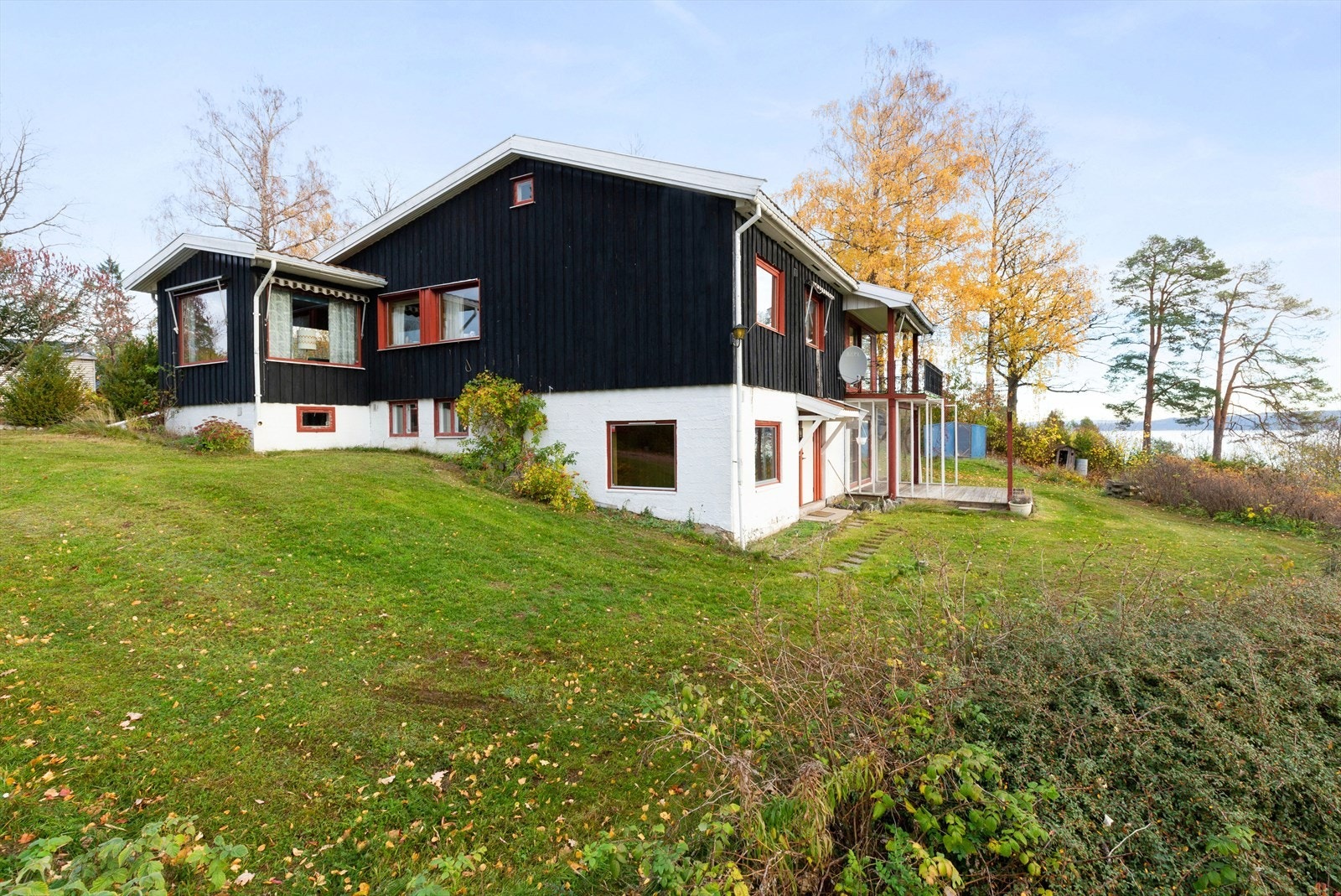 Oppussingsobjekt med stort potensial. Tomten er stor og skjermet, med sol fra morgen til kveld. Galleribilde