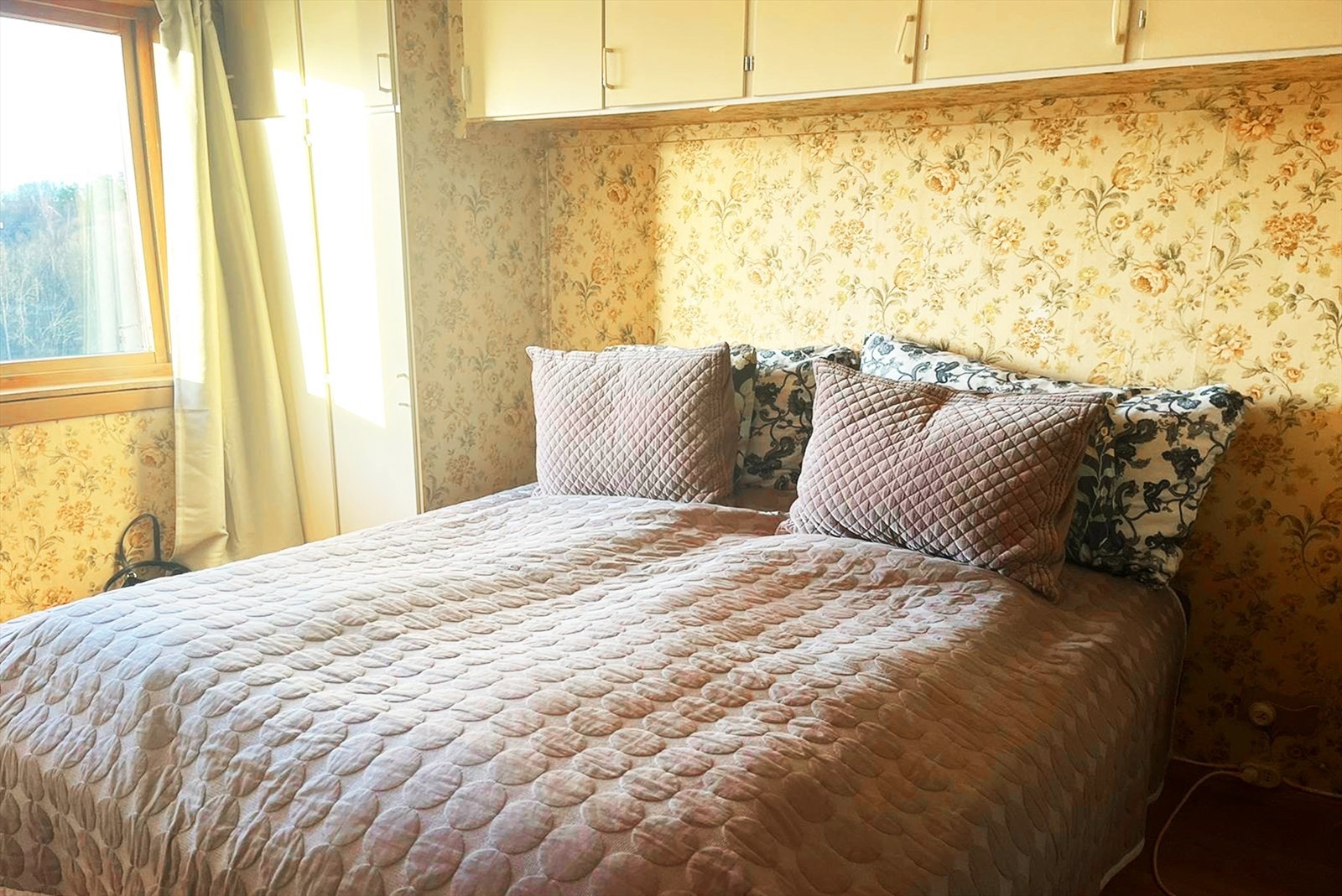 Lyst og stort soverom med utsikt utover sjøen. Galleribilde