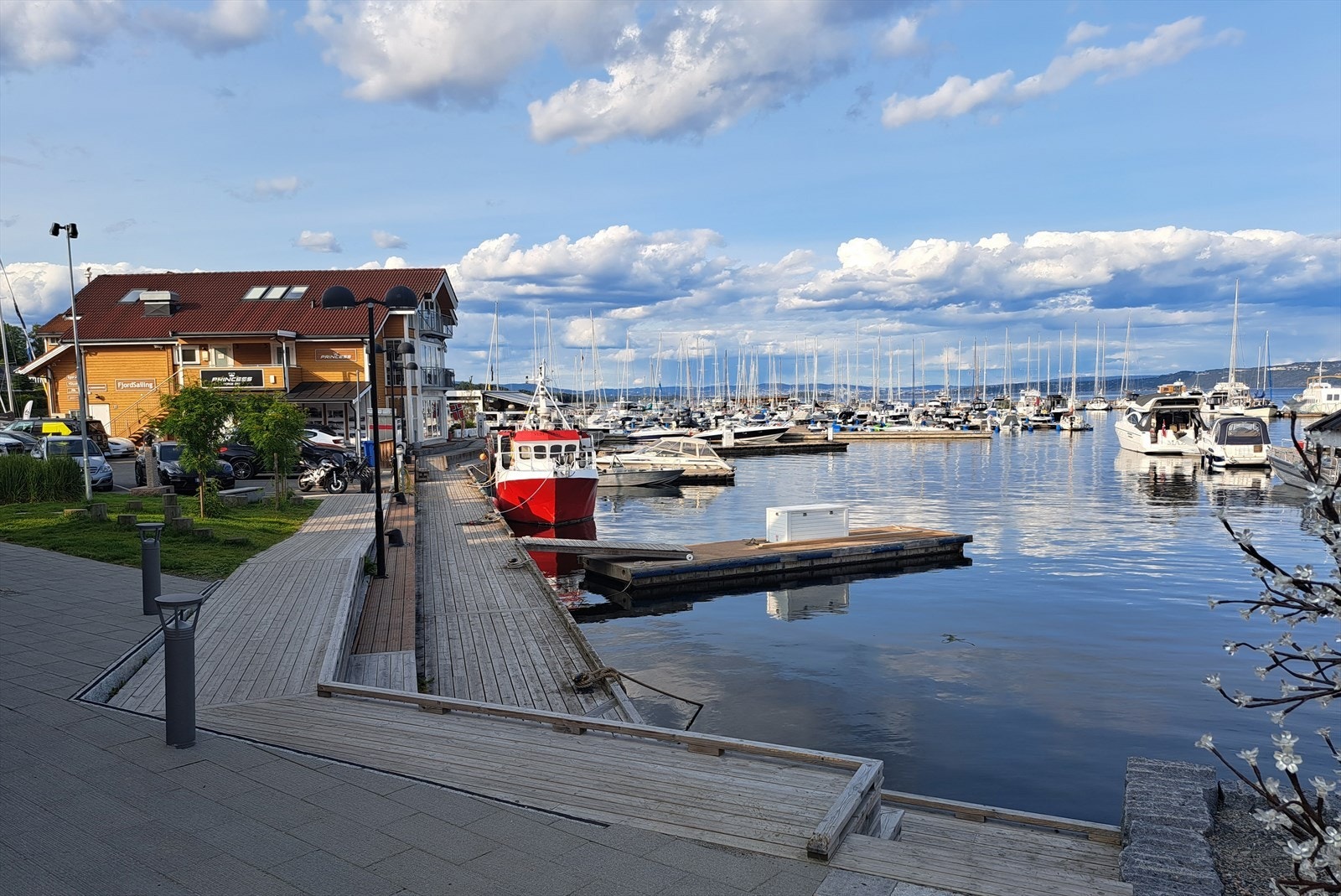Det er kun 800m gange til Vollen Marina, hvor man blant annet finner restaurant, cafeer, andre butikker og treningssenter med sjøutsikt! Galleribilde