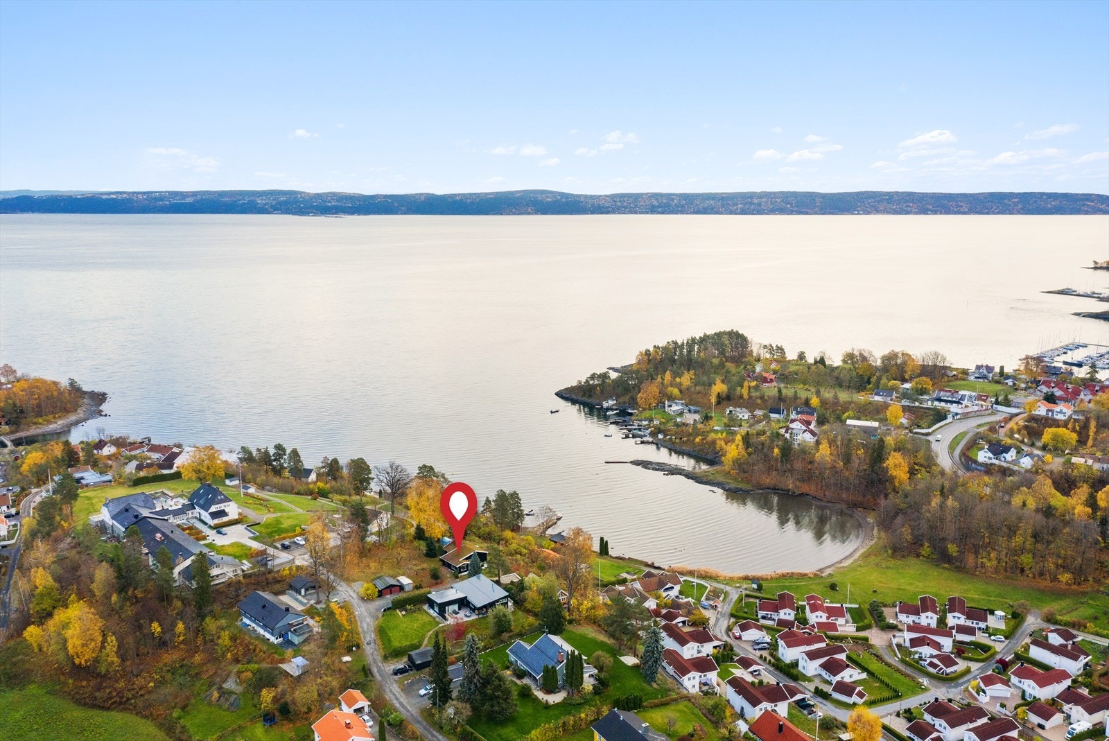 Unik beliggenhet med fantastisk utsikt utover idylliske og skjermede Sjøvollbukta. Galleribilde