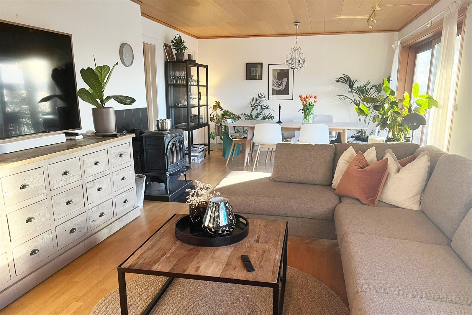 Stue med spisestue. Galleribilde