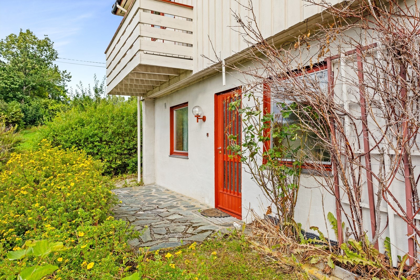 Del av kjellar som tilhøyrer utleigedelen har eige inngangsparti på nedsida av bustaden. Galleribilde