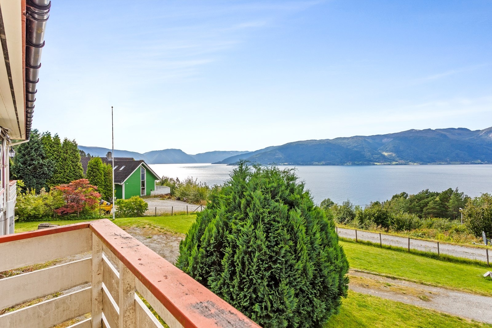 Den spektakulære utsikta over fjorden gjer det lett å finne roa. Galleribilde