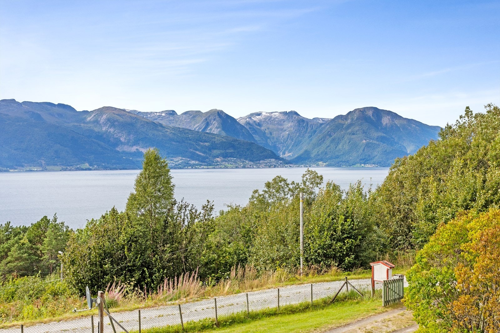 På Vangsnes er det også ei eiga båthamn med eit fint og sosialt båtlag. Galleribilde