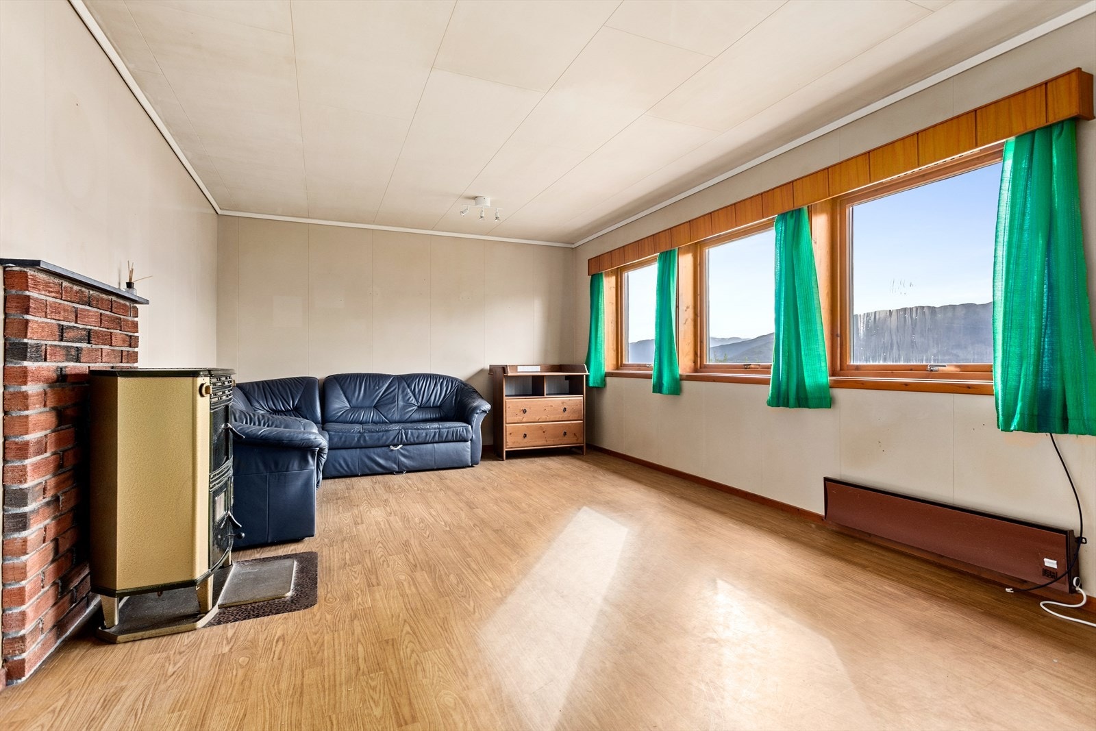 Stova er av god storleik med plass til sittegruppe, og store vindaugsflater som gjev gode lysforhald og fin utsikt. Galleribilde