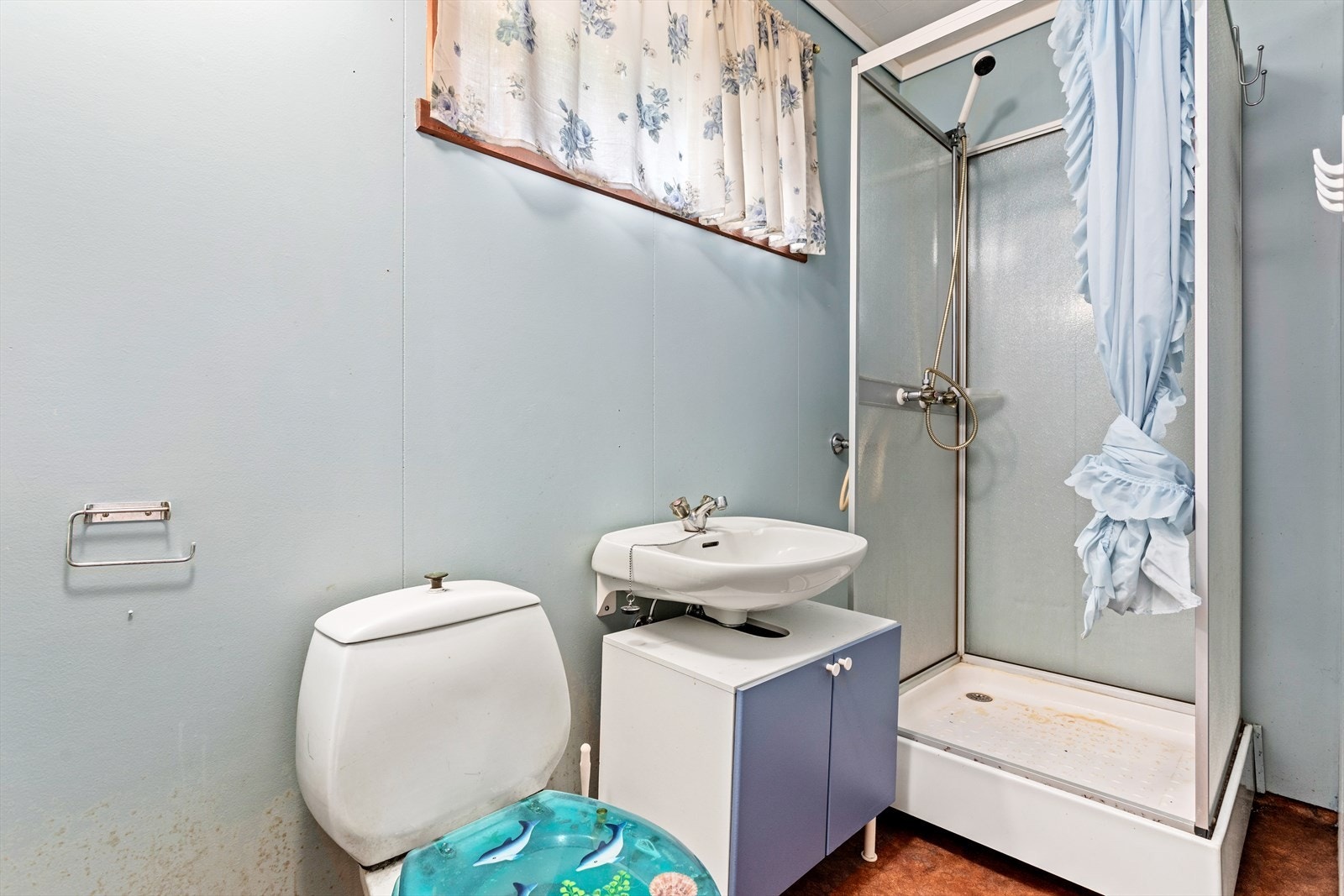 På badet er det nytta vinyl med oppbrett og varmekabel på golv, og plater på vegg. Galleribilde