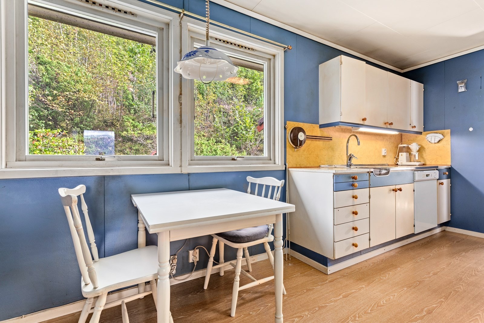 Kjøkkenet har godt med lagringsplass i både over- og underskåp samt plass til eit kjøkkenbord. Galleribilde