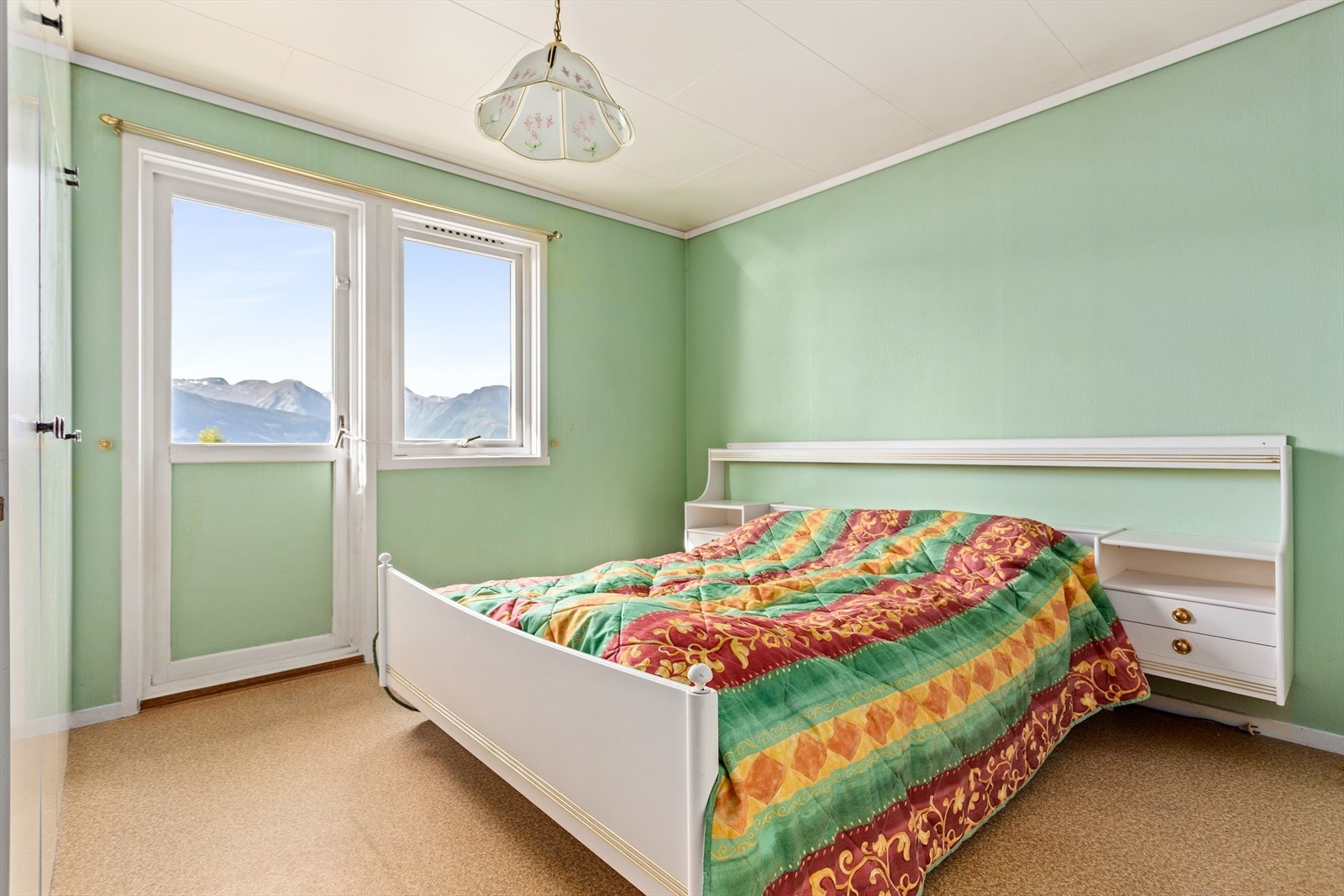 Hovedsoverommet framstår som romsleg med plass til dobbeltseng, og tilkomst ut til luftebalkong. Galleribilde