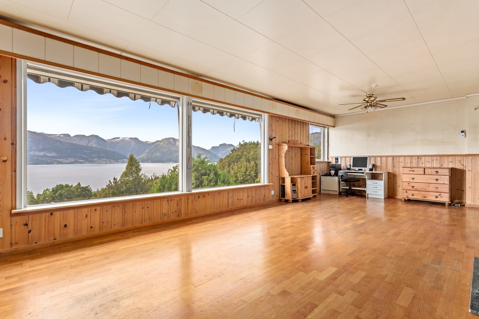 Her får ein også flott utsikt mot fjorden og fjella i kring via dei store vindaugsflatene. Galleribilde