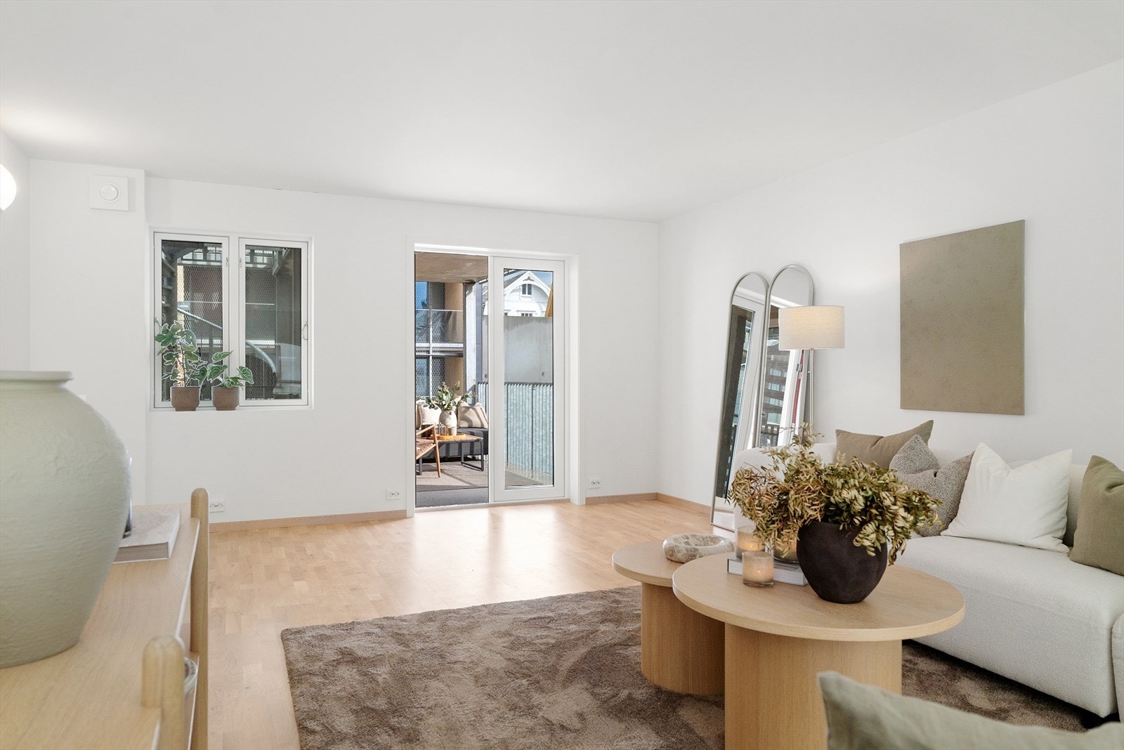 Utgang til overbygget balkong mot bakgården Galleribilde