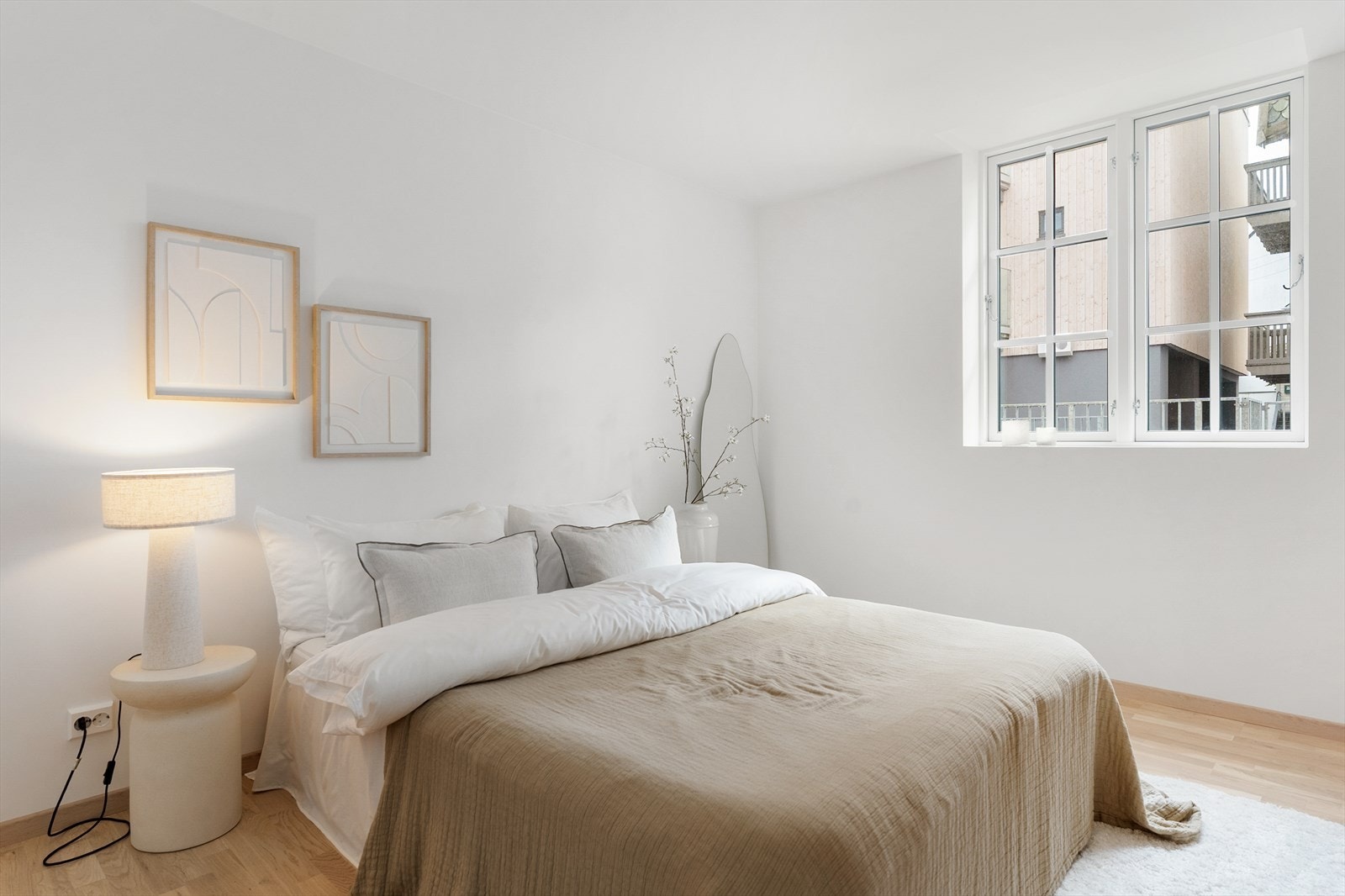 Romslig hovedsoverom med god plass til dobbelseng og tilhørende nattbord Galleribilde