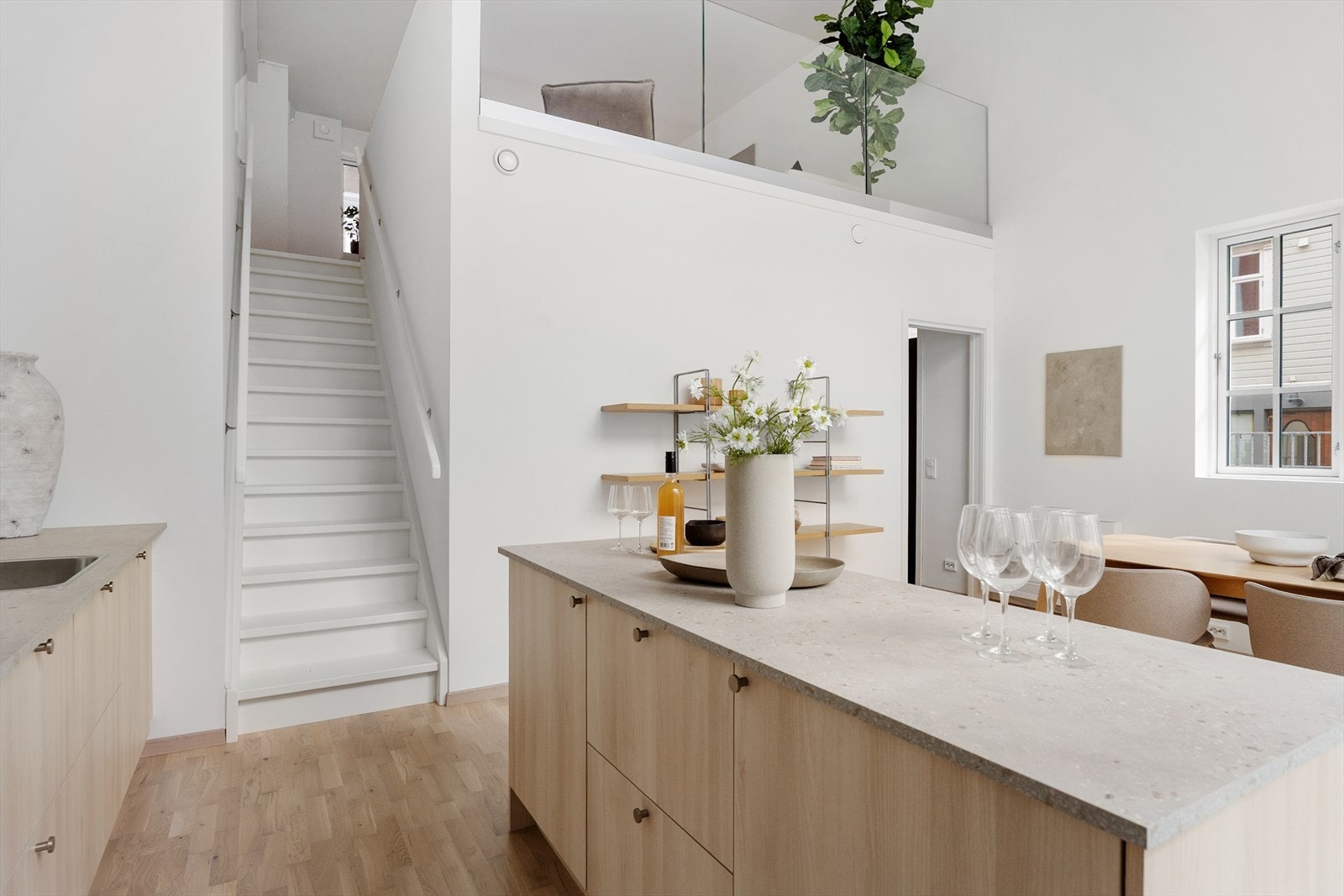 Trapp opp til stue i 2. etasje Galleribilde