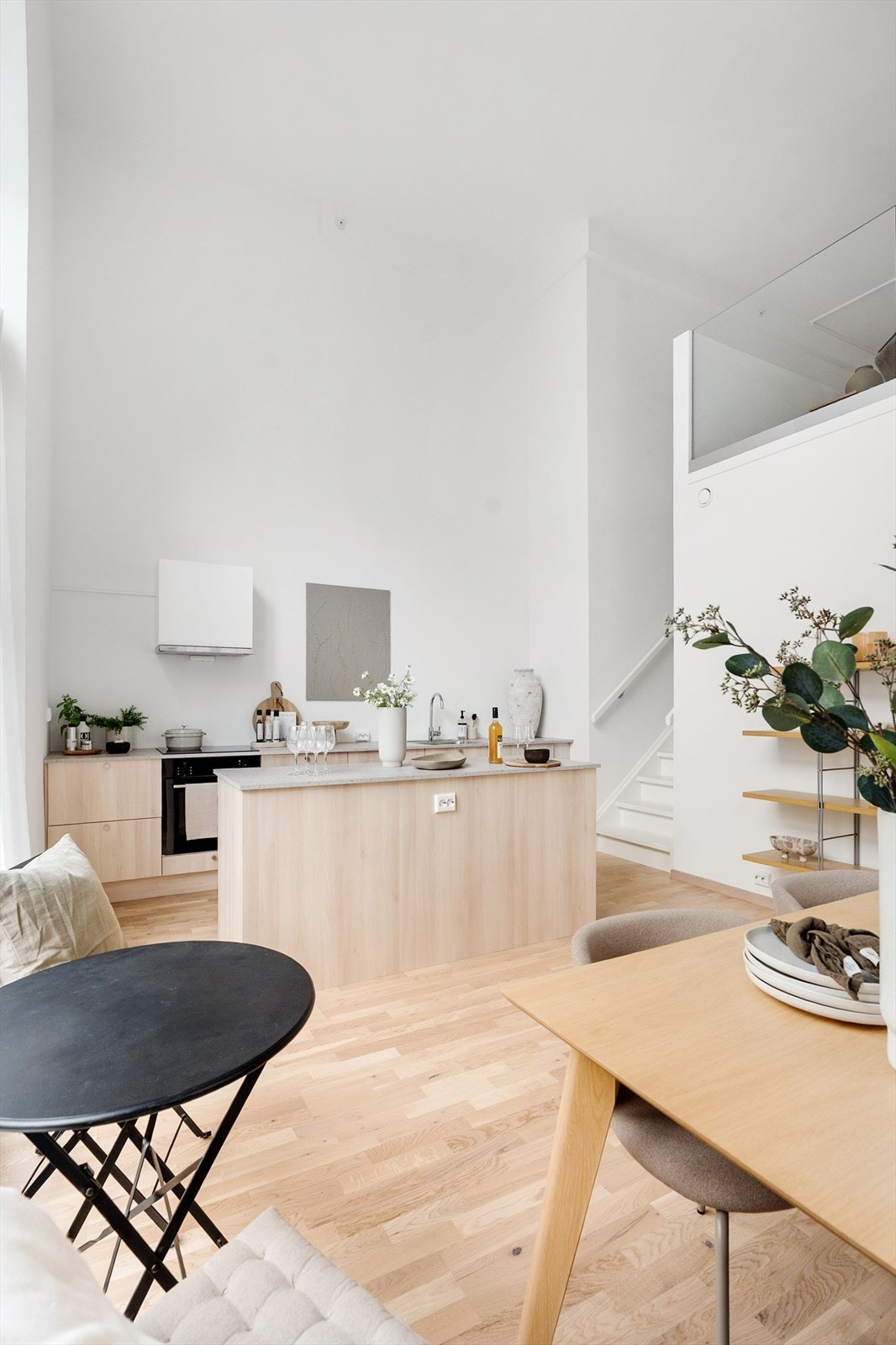 Sosial og praktisk kjøkkenøy med god oppbevaringsplass Galleribilde