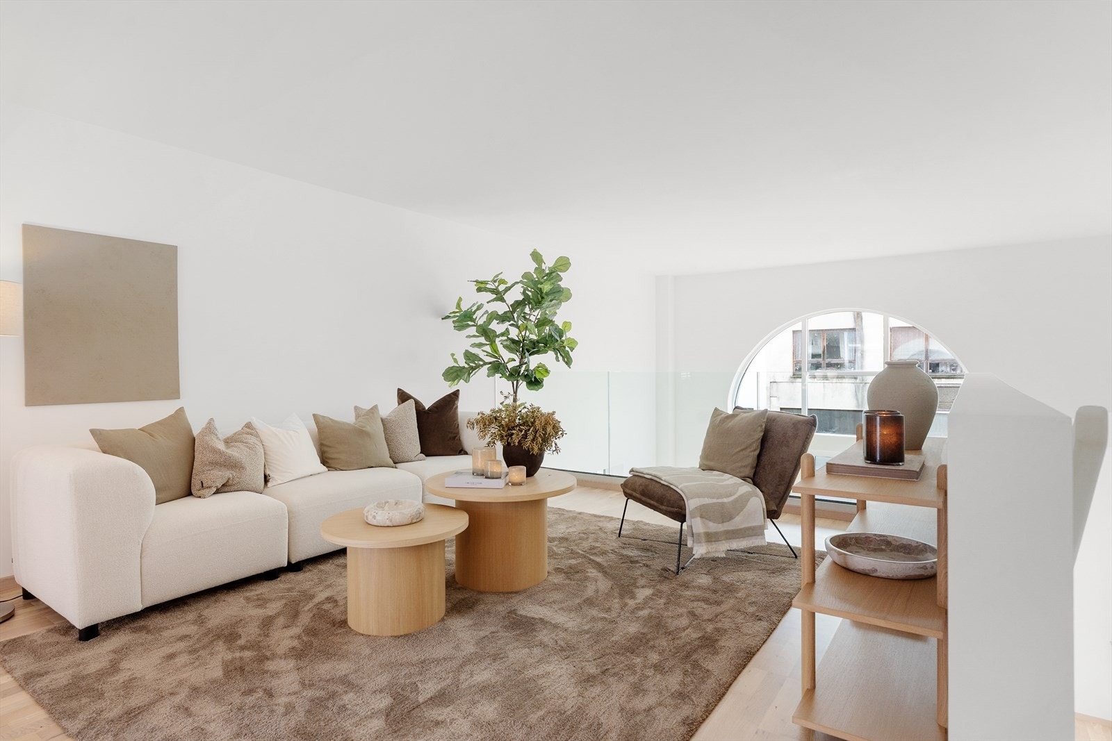 Stor og luftig stue hvor man kan dele av til soverom nr. 2 om man ønsker Galleribilde